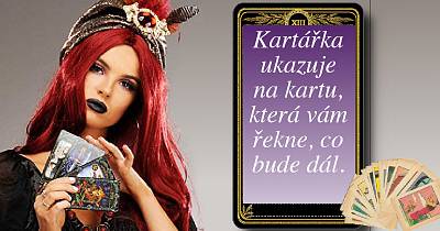 Kartářka ukazuje na kartu, která vám řekne, co bude dál.